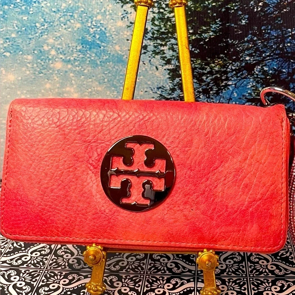 Tory Burch Pink Pebbled Leather Clutch Wallet with Logo Medallion and strap EUC